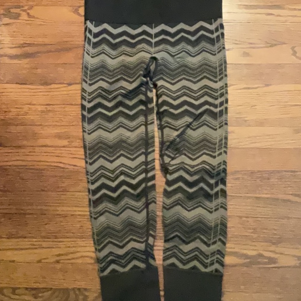 Lululemon green and black leggings size 8